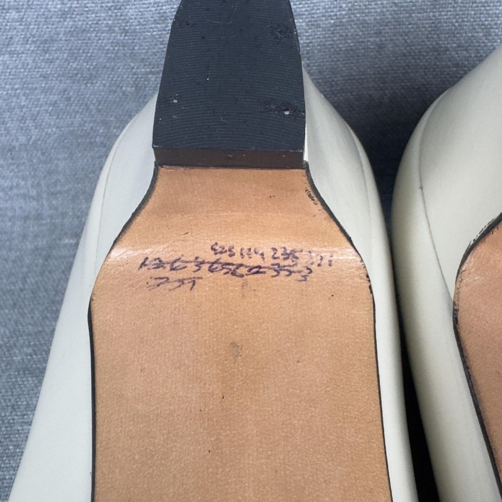 Salvatore Ferragamo Shoes Womens Size 7.5 AA Ivory Leather Pumps Low Heel Italy - Picture 14 of 14